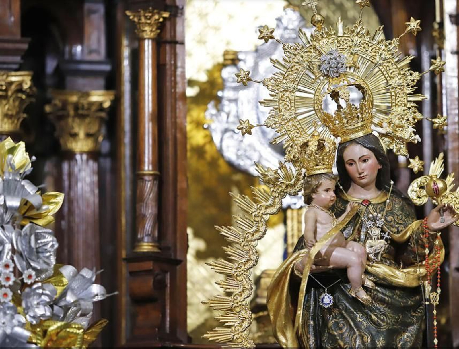 La Virgen de la Cinta durante el acto de imposición de medallas a los nuevos hermanos.