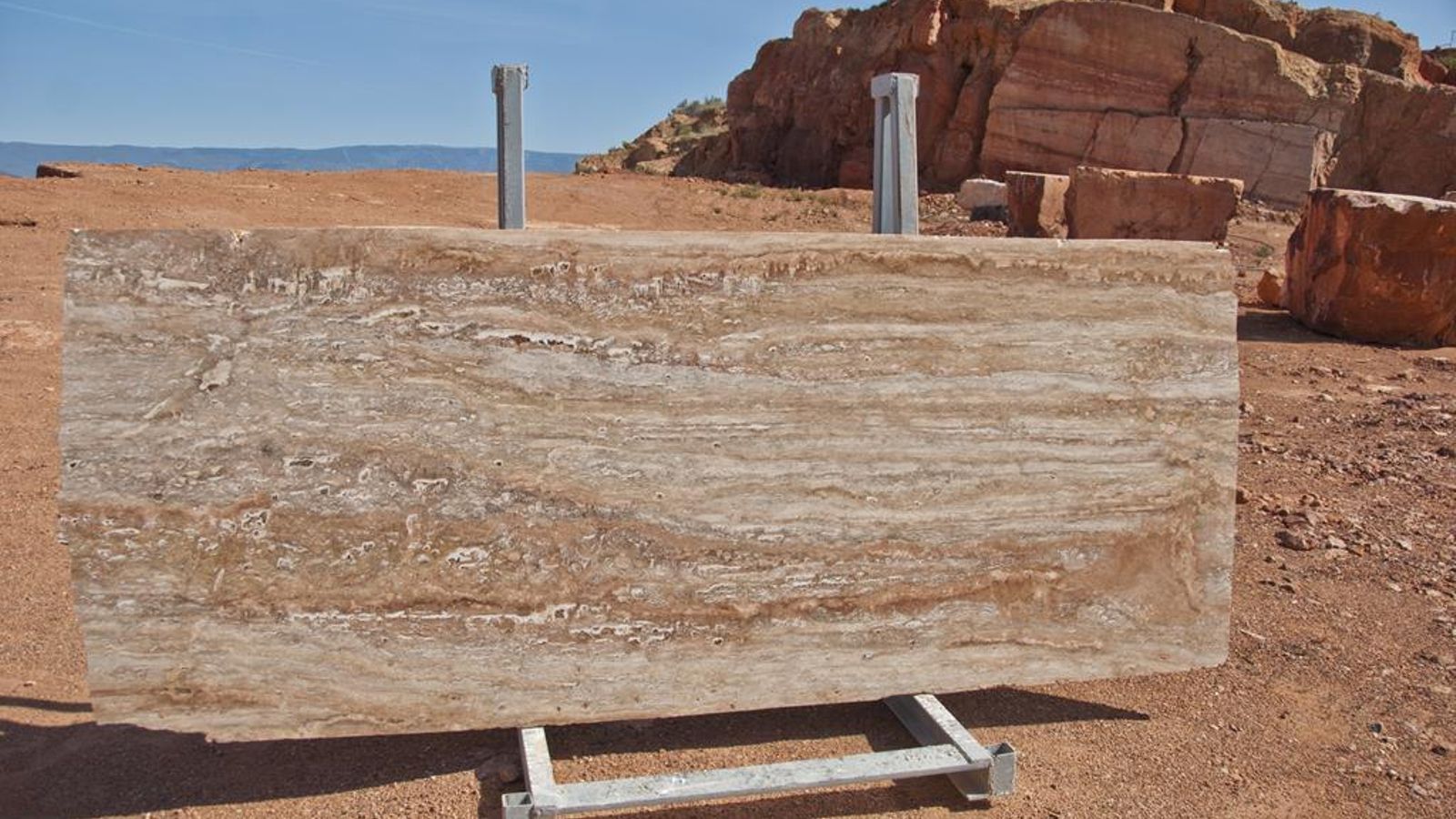 Bloque de travertino rojo de Alhama de Almería de la Cantera de Cristóbal Flores.
