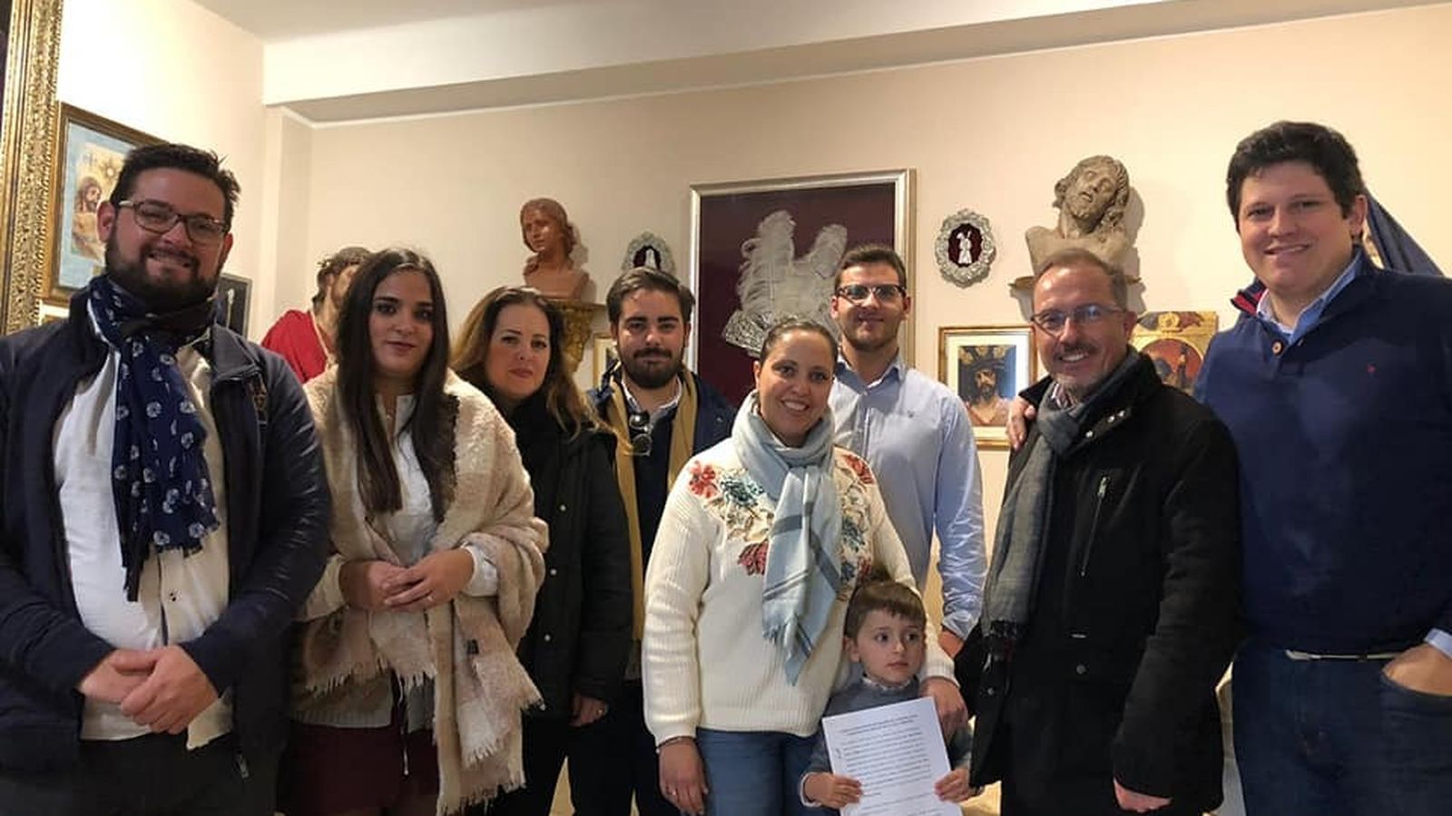 Una representación de la Junta de Gobierno junto con el escultor Fernando Aguado, en su taller de Sevilla.