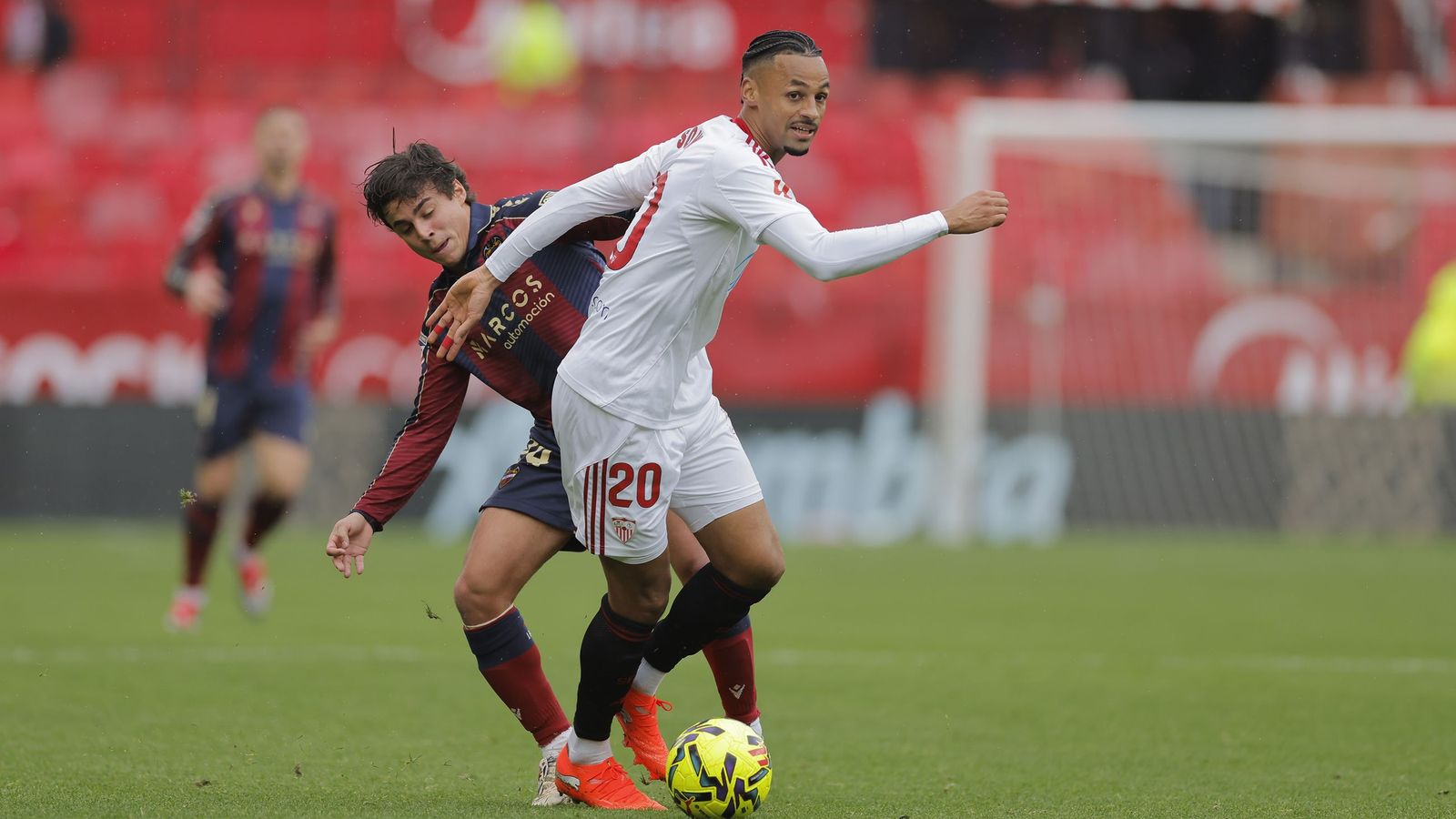 Sow, mal en líneas generales y en el 0-1, es entrado por Carlos Álvarez, autor del 0-3.