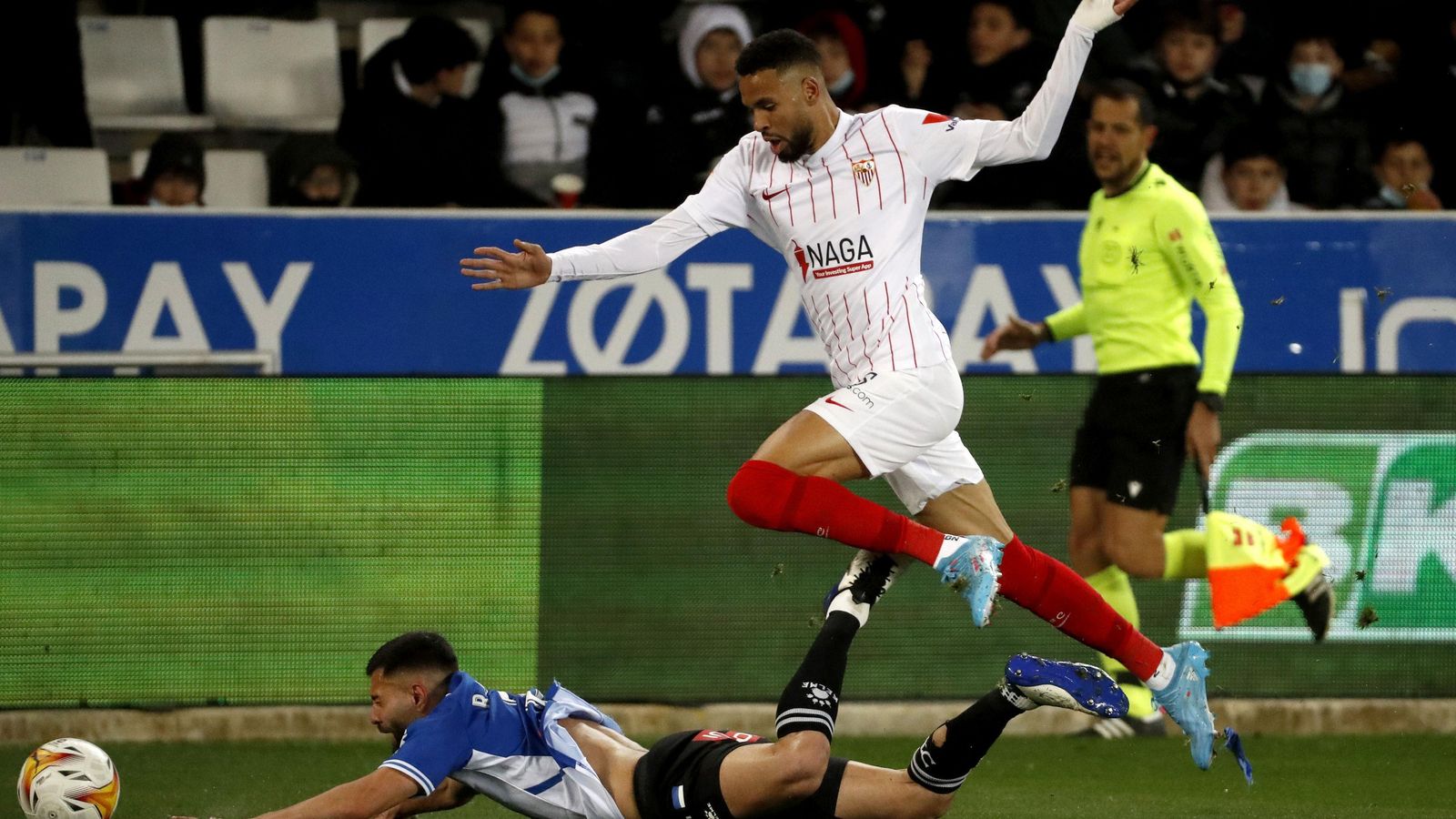 En-Nesyri comete una falta sobre Rubén Duarte a criterio del árbitro.