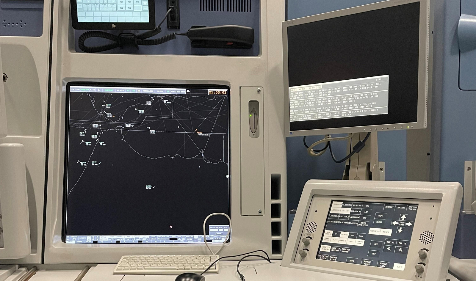 Una de las pantallas desde la que Enaire controla los vuelos desde Sevilla.