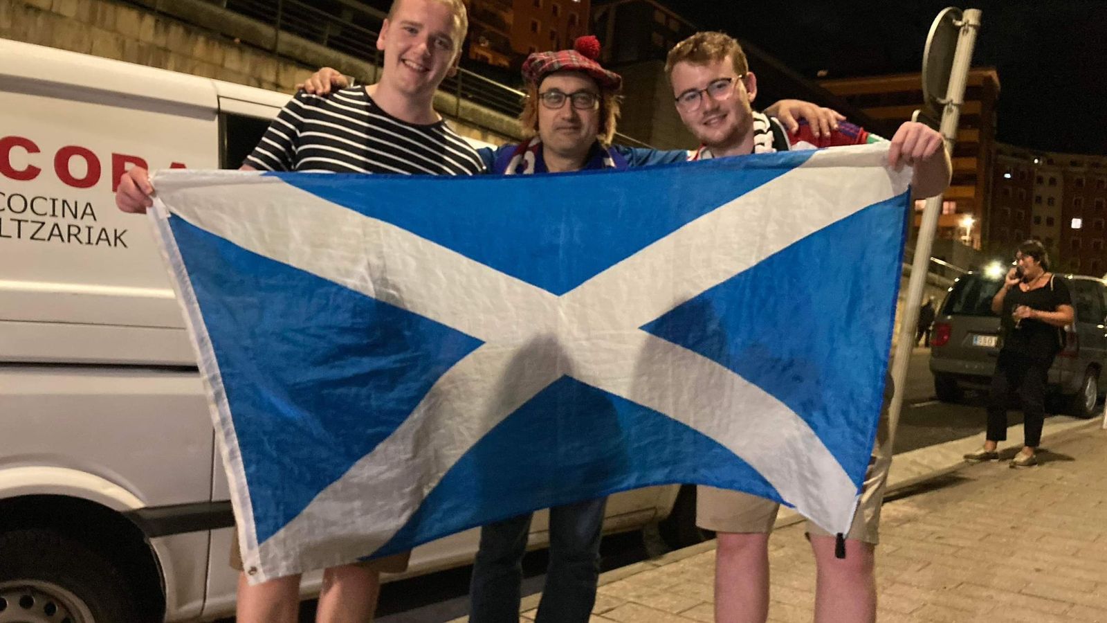 Aidan con amigos en un partido visitante