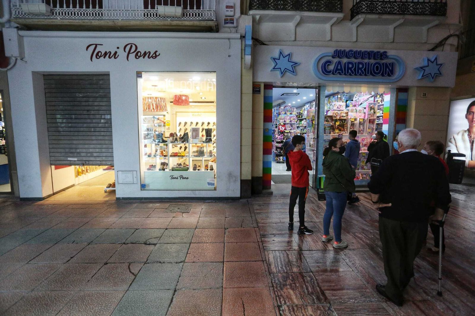 La tienda de Juguetes CArrión de la calle Nueva abierta mientras cierran sus vecinas.