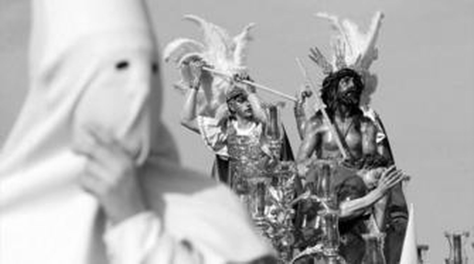 El Señor de la Coronación, más resplandeciente que nunca, contrasta con la blancura de los narazarenos de la Merced.