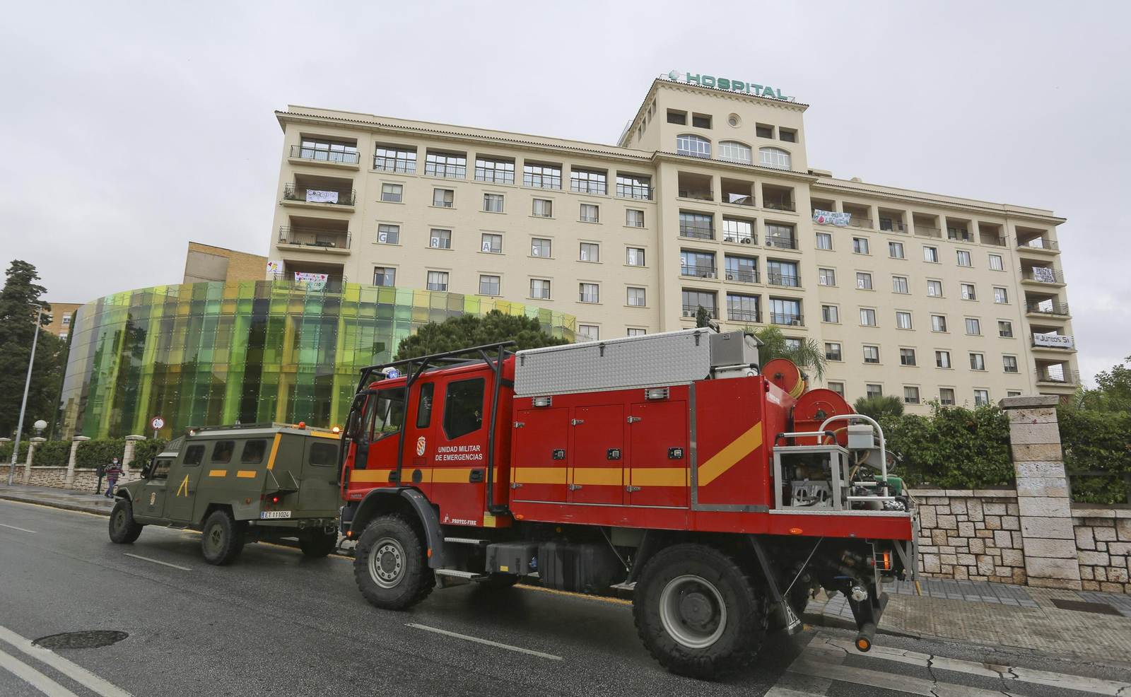 La Unidad Militar de Emergencia y el Ejército, ante el Hospital Regional.