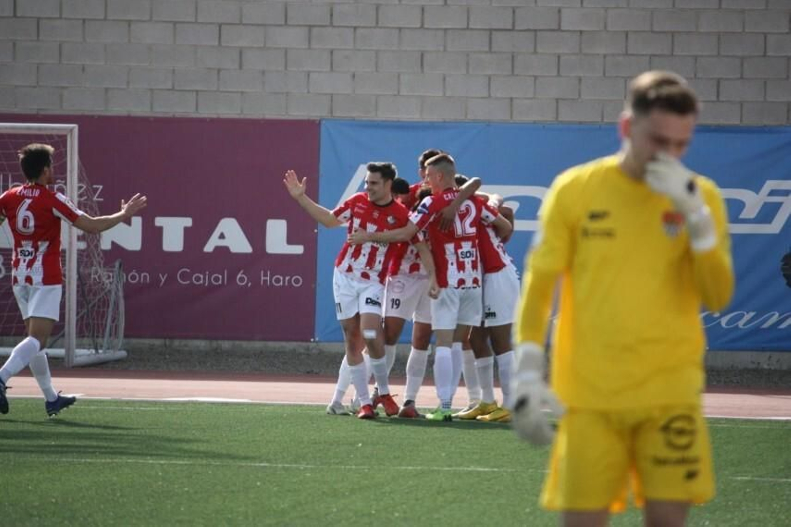 Los jugadores del SD Logroñés celebran su primer gol en la visita al Haro.
