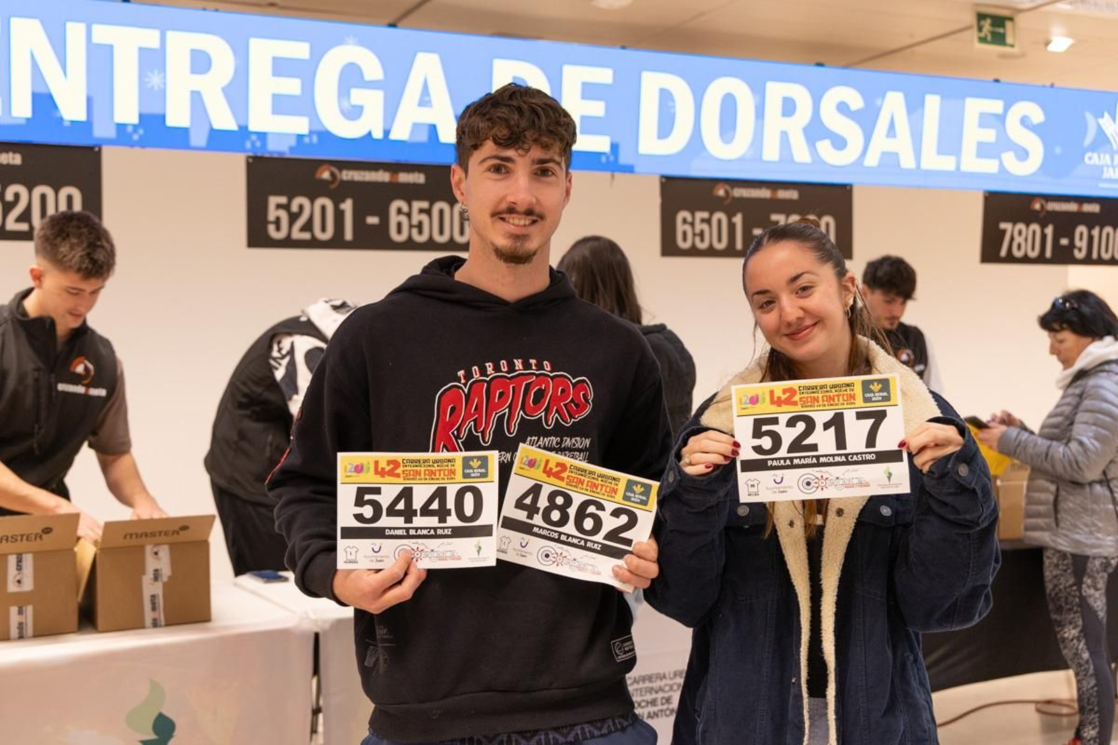 En imágenes: buen ritmo en el inicio de la recogida de dorsales para la Carrera de San Antón
