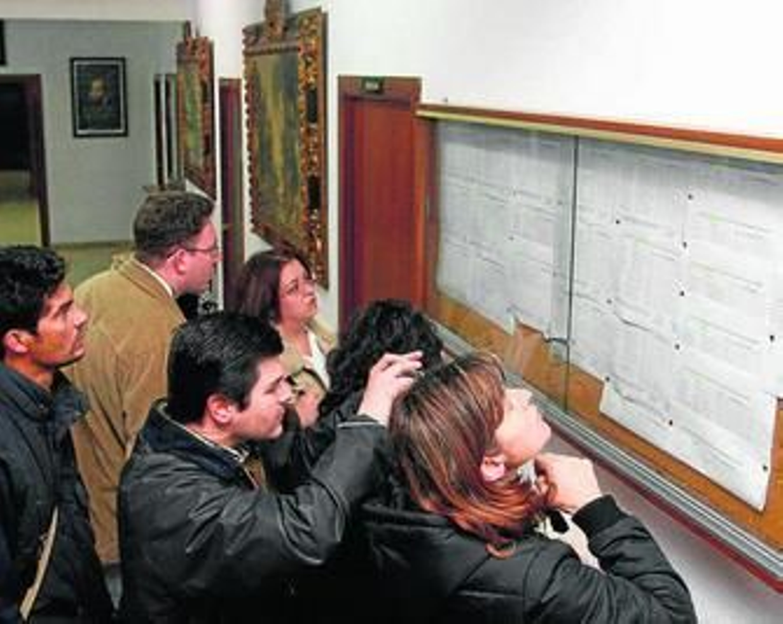 Padres comrpueban la lista de admitidos.