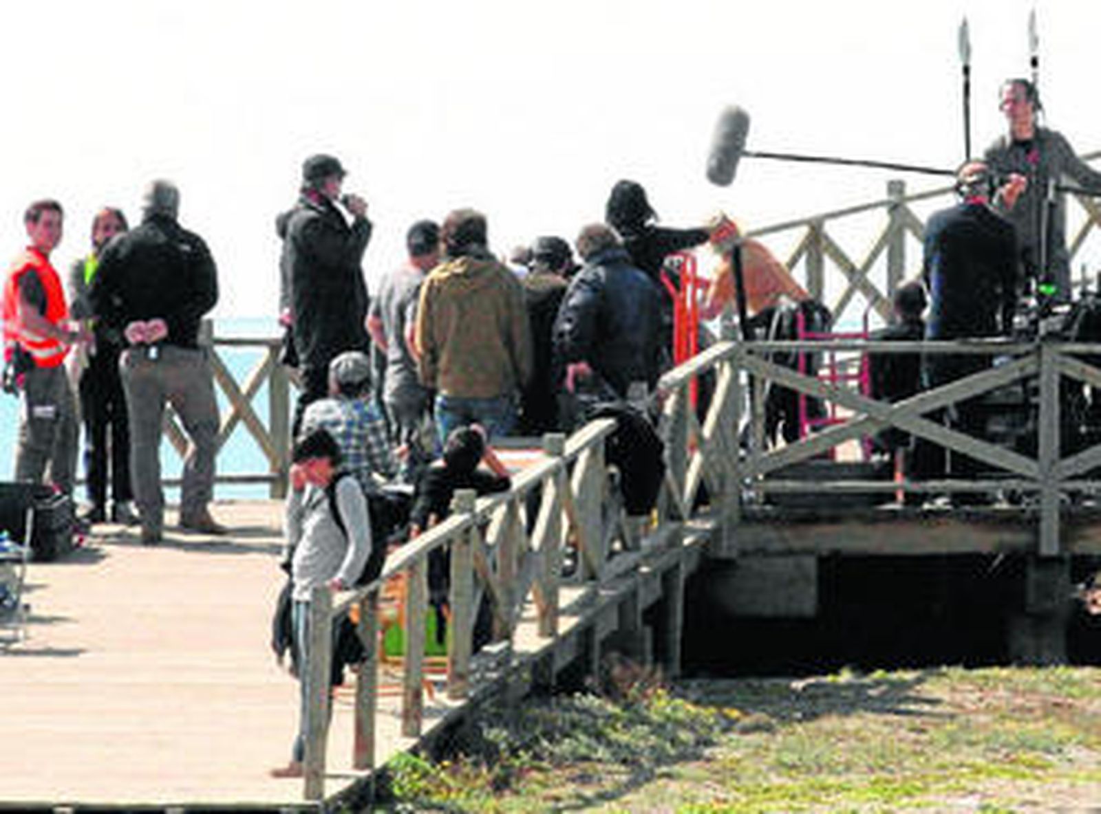 Imagen de la grabación en el paseo de madera de La Línea, en la mañana de ayer.