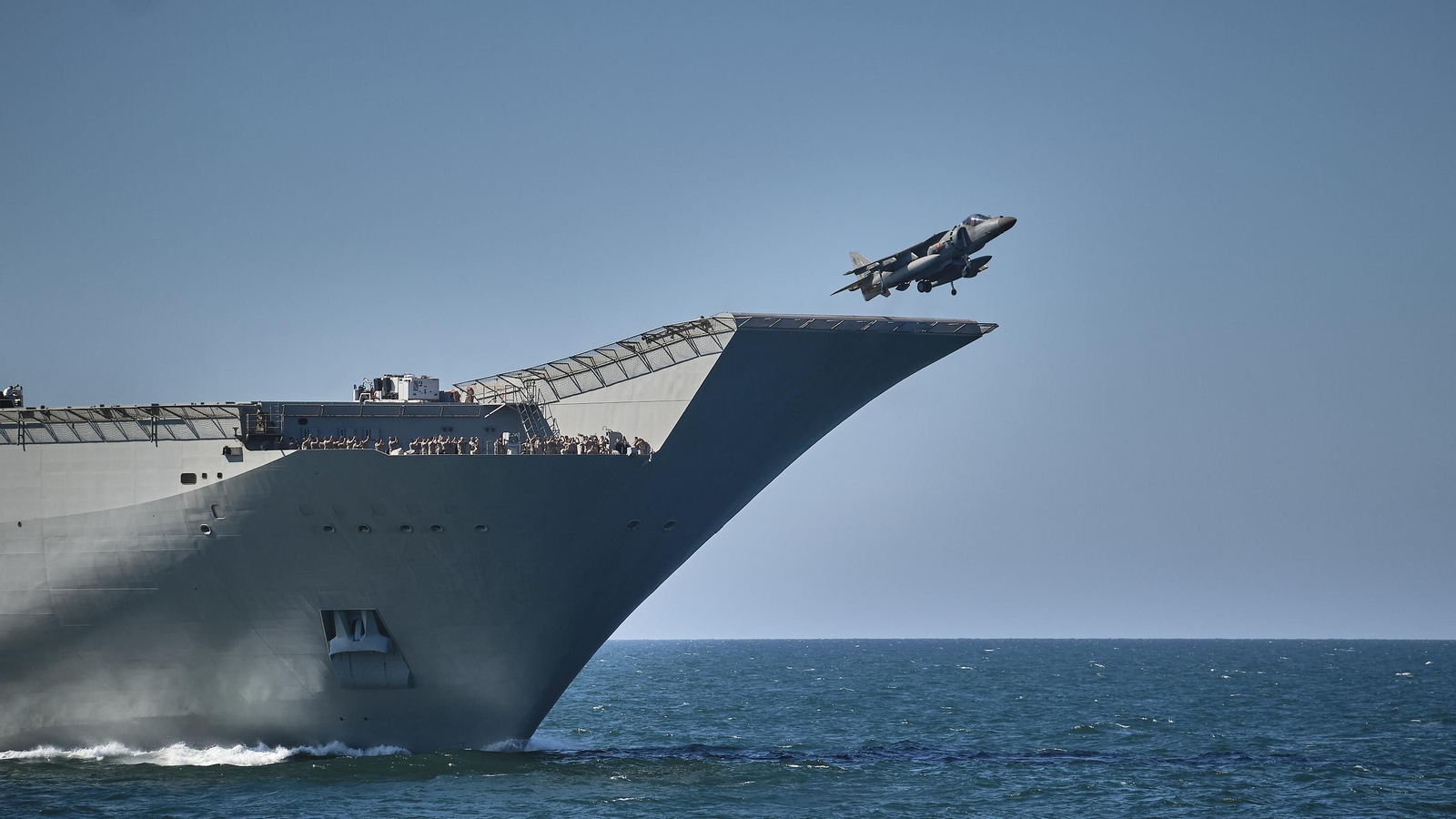 Parada naval y aérea en homenaje a Elcano en aguas de Sanlúcar. Parada naval y aérea en homenaje a Elcano en aguas de Sanlúcar.