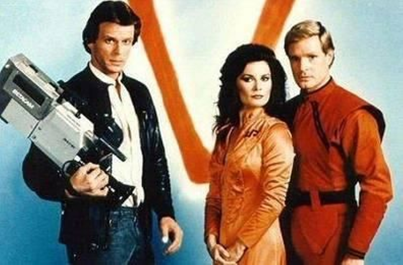 Tres de los protagonistas de la serie 'V', Donovan, Diana, la mala, y su sicario