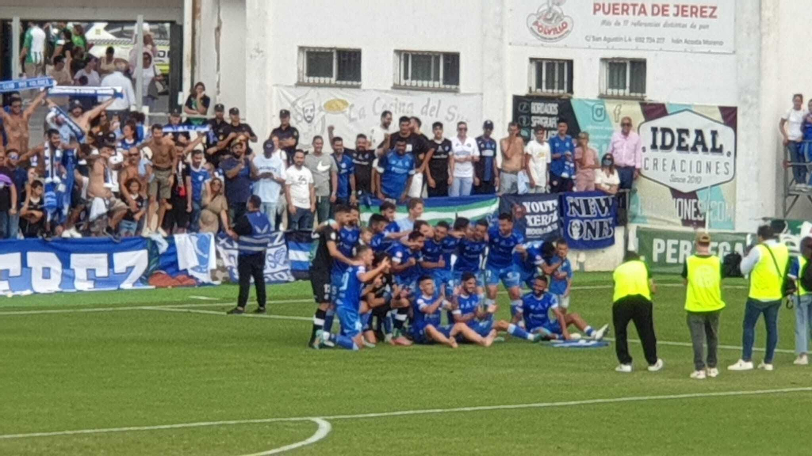 Los jugadores del Xerez DFC celebran el primer triunfo de la temporada con la afición. Los jugadores del Xerez DFC celebran el primer triunfo de la temporada con la afición.