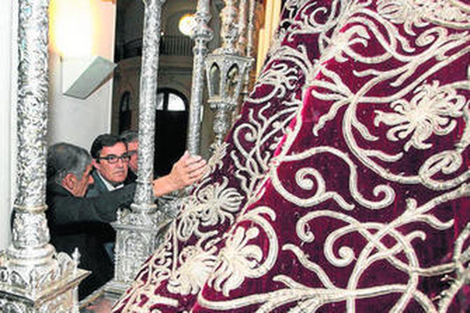 Francisco Martín -izquierda- explica a Vicente Zarza las características del manto.