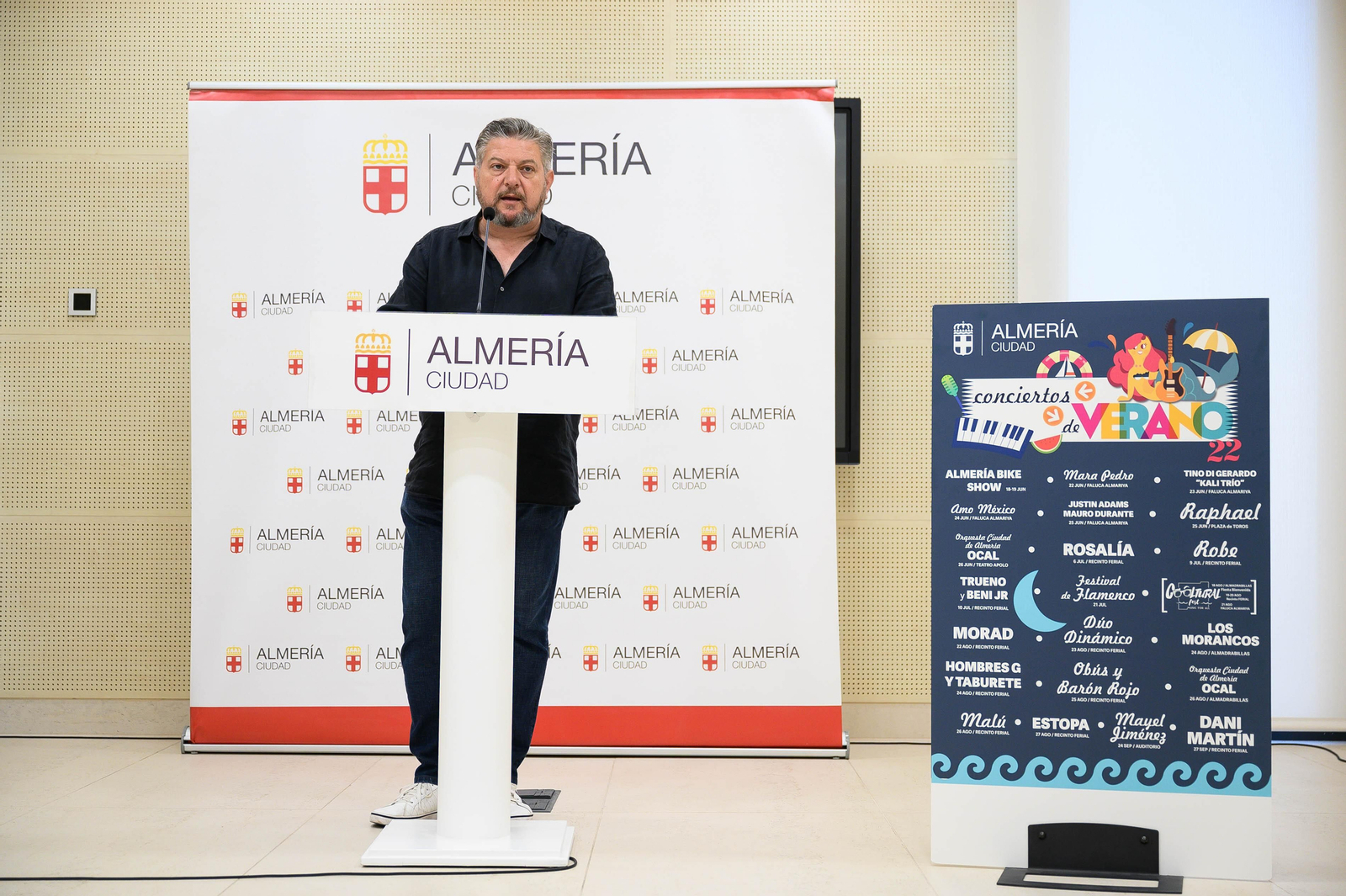 El concejal Diego Cruz presentando el ciclo de conciertos.
