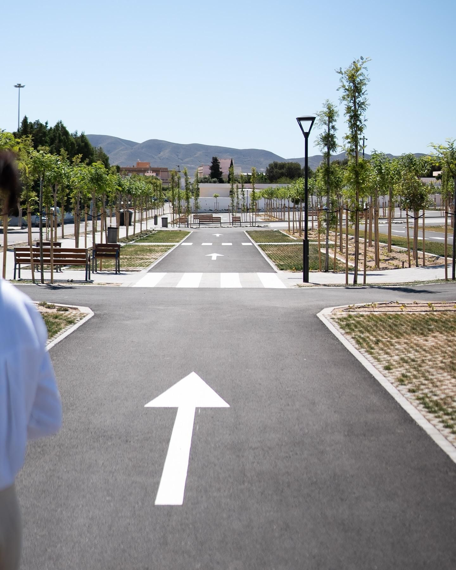 El mercadillo ha ganado en amplitud y comodidad con la urbanización de dos parcelas