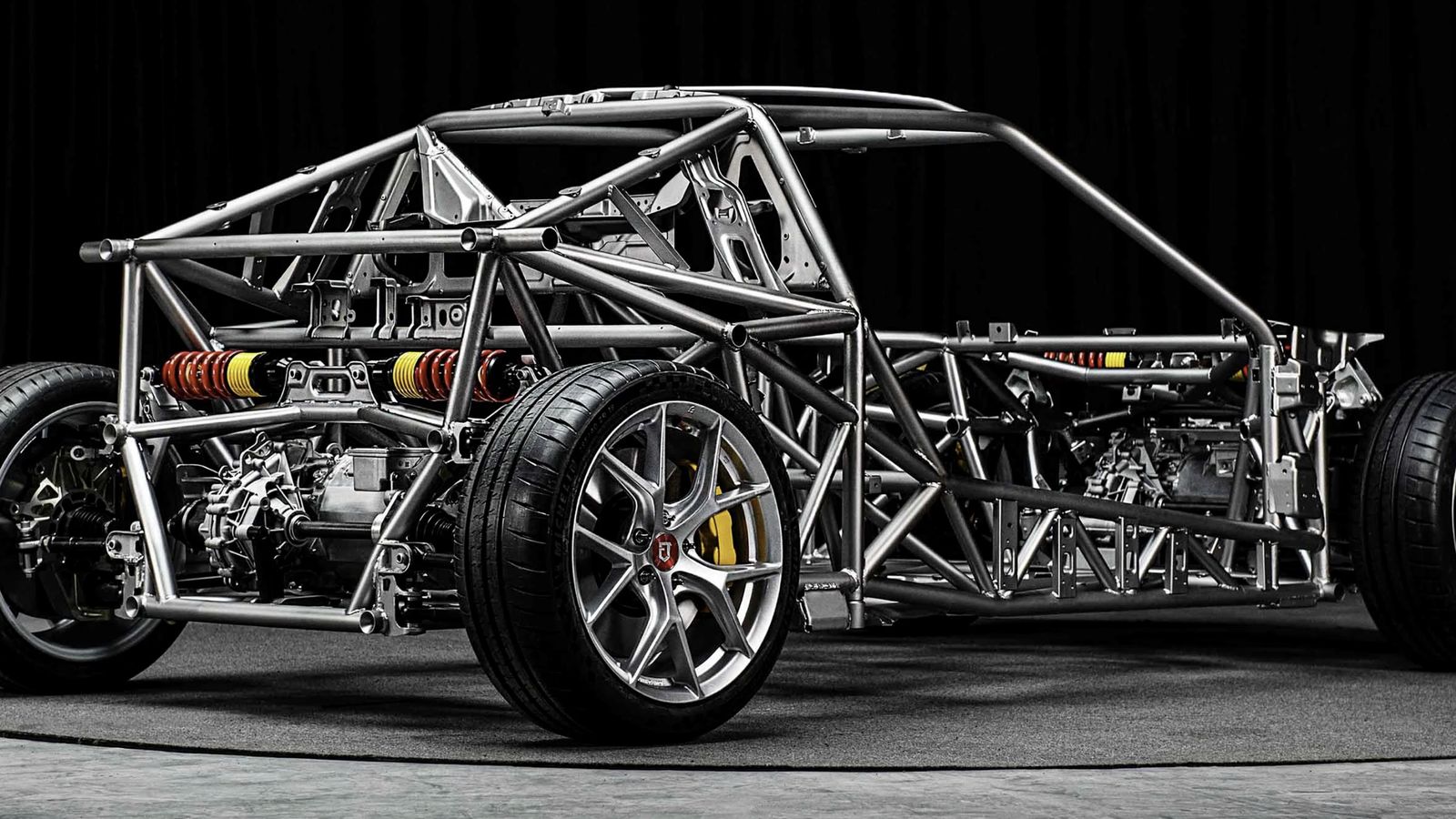 Extremadamente ligero gracias a su chasis tubular, el SC01 promete unas impactantes sensaciones de conducción.