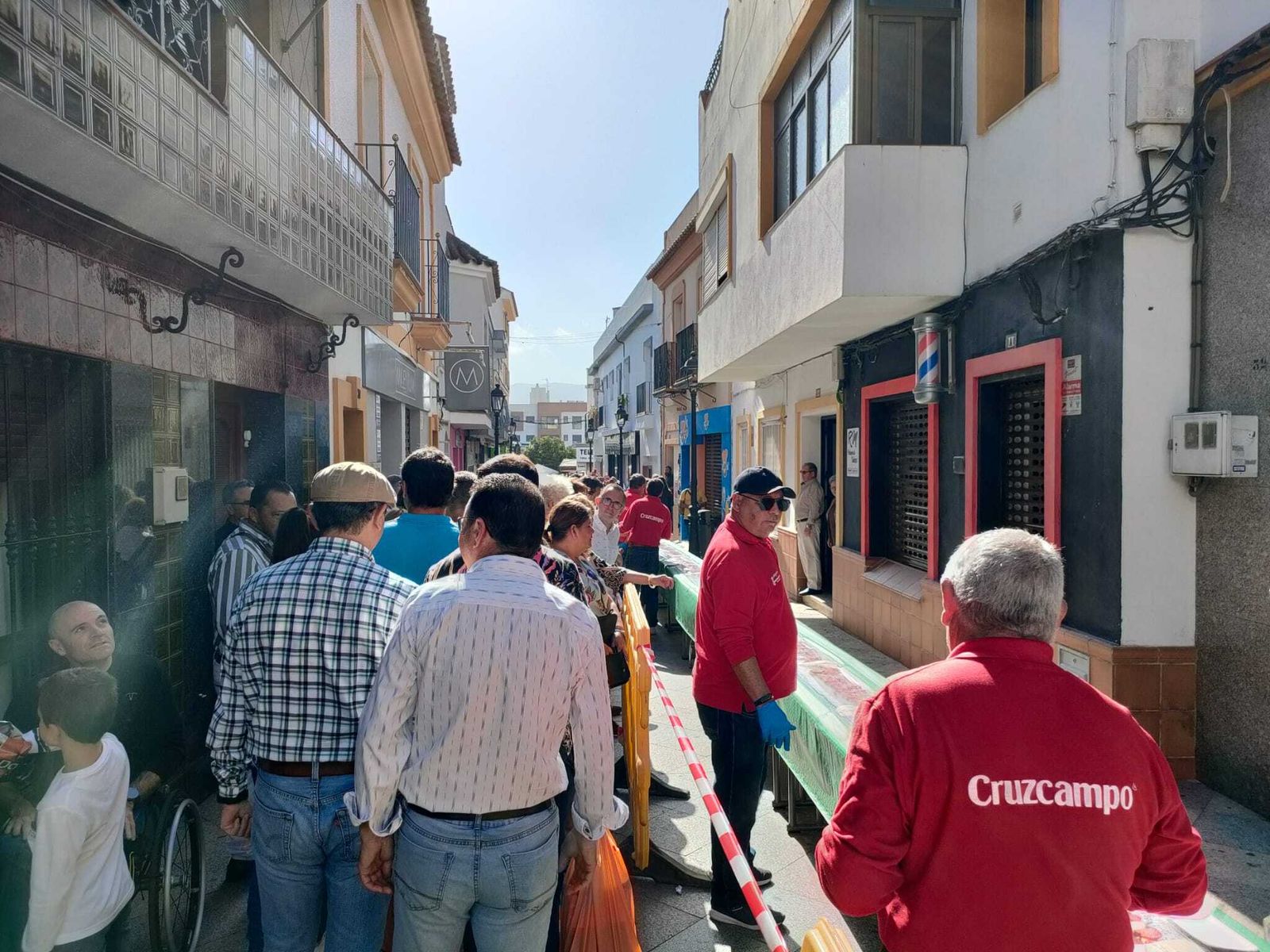 Fotos de la tosta ibérica de más de 150 metros preparada en Los Barrios