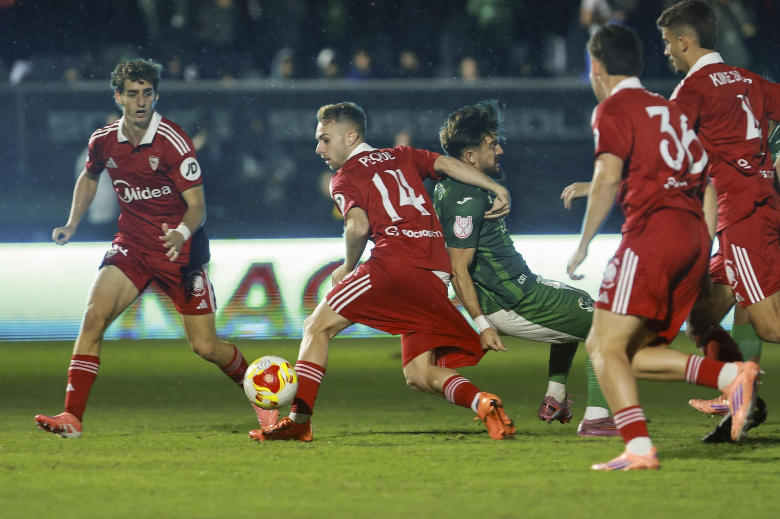 Manu Bueno acompaña a Peque en una acción de ataque sevillista.