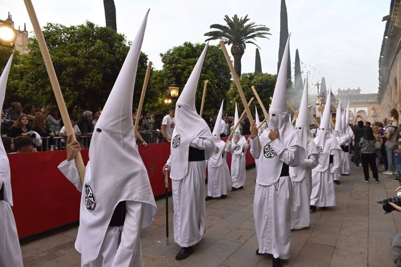 La Presentación al Pueblo de Córdoba a su paso por la Catedral en este Sábado de Pasión, en imágenes