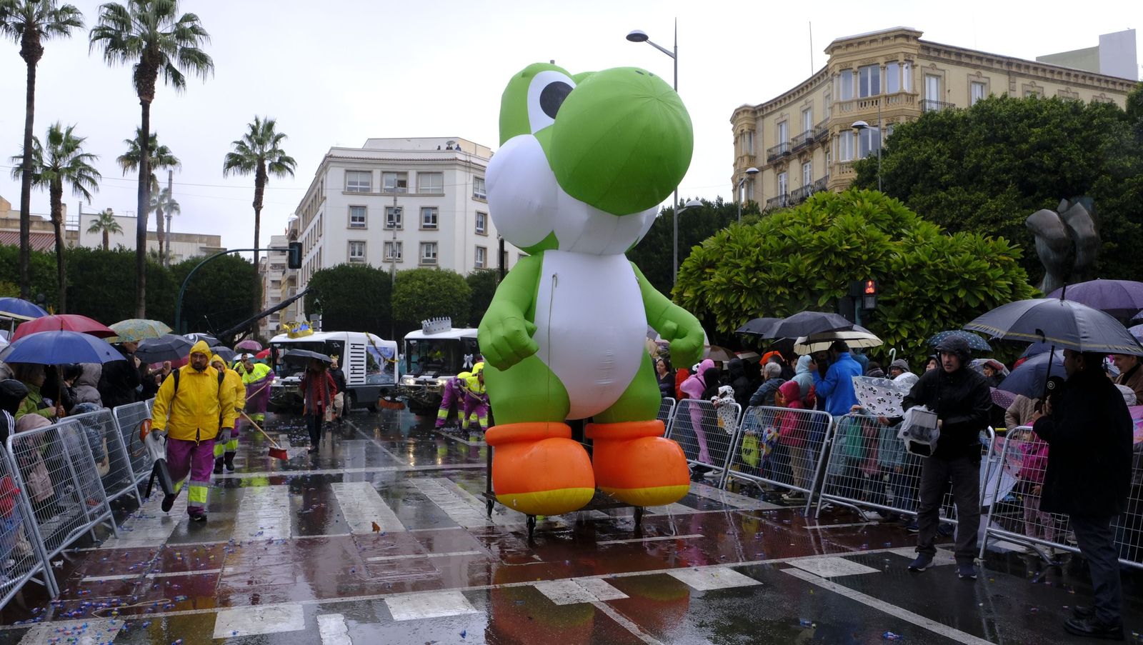Fotografías de la cabalgata de los Reyes Magos pasada por agua en Almería