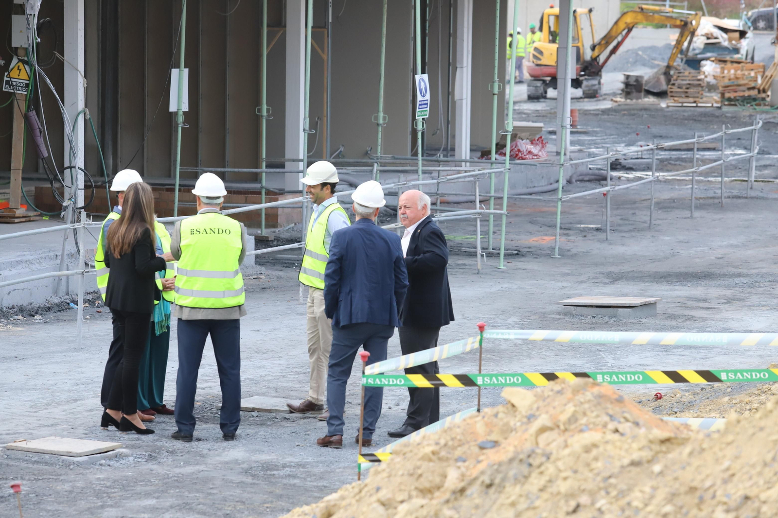 El consejero visitando esta tarde las obras del centro de salud de Isla Chica.