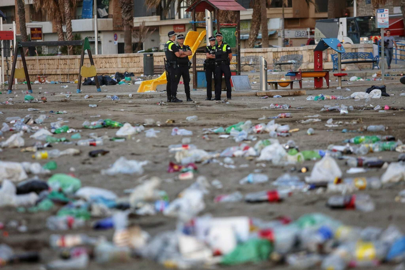 Así han amanecido las playas de Málaga tras la noche de San Juan