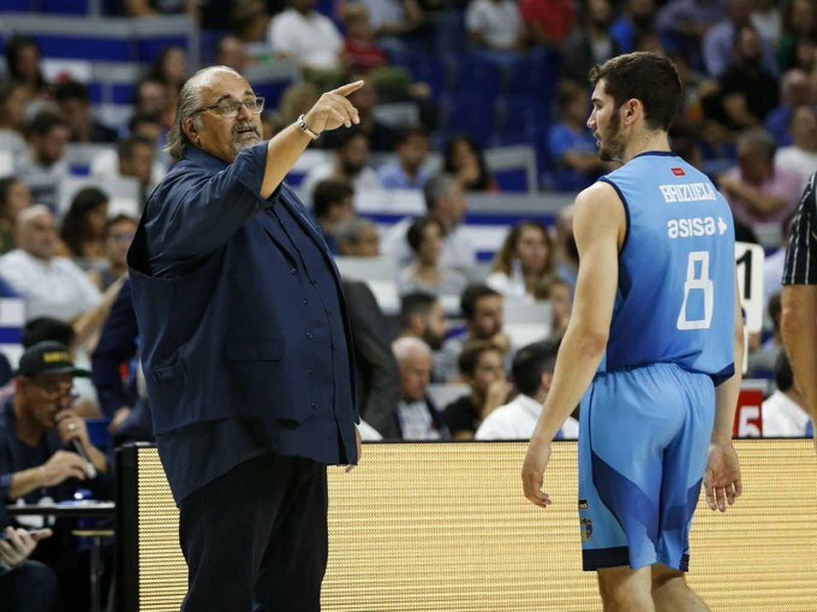 Dzikic dialogan con Brizuela.