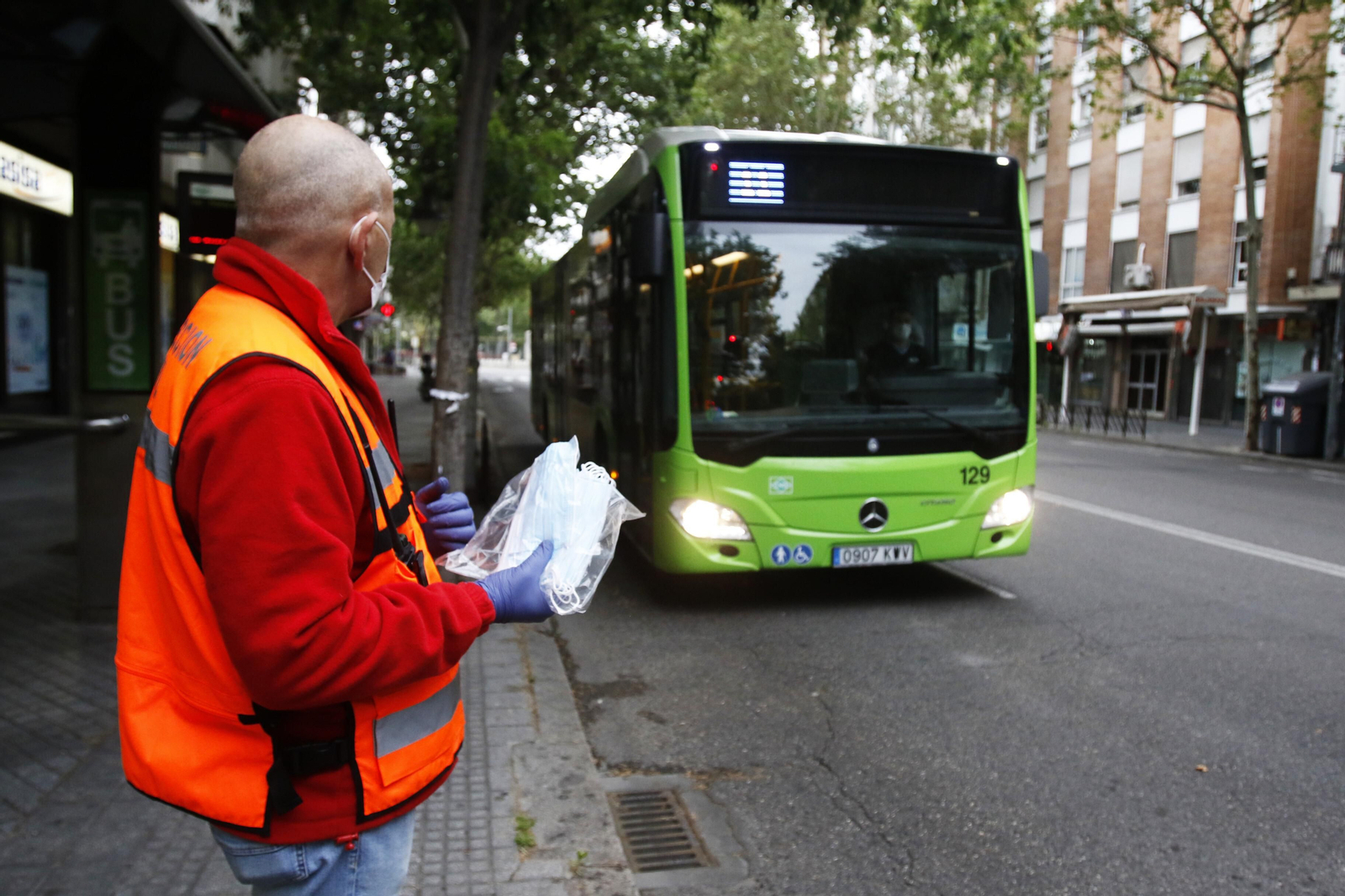 Las fotos del reparto masivo de mascarillas y la vuelta al trabajo en algunos sectores en Córdoba