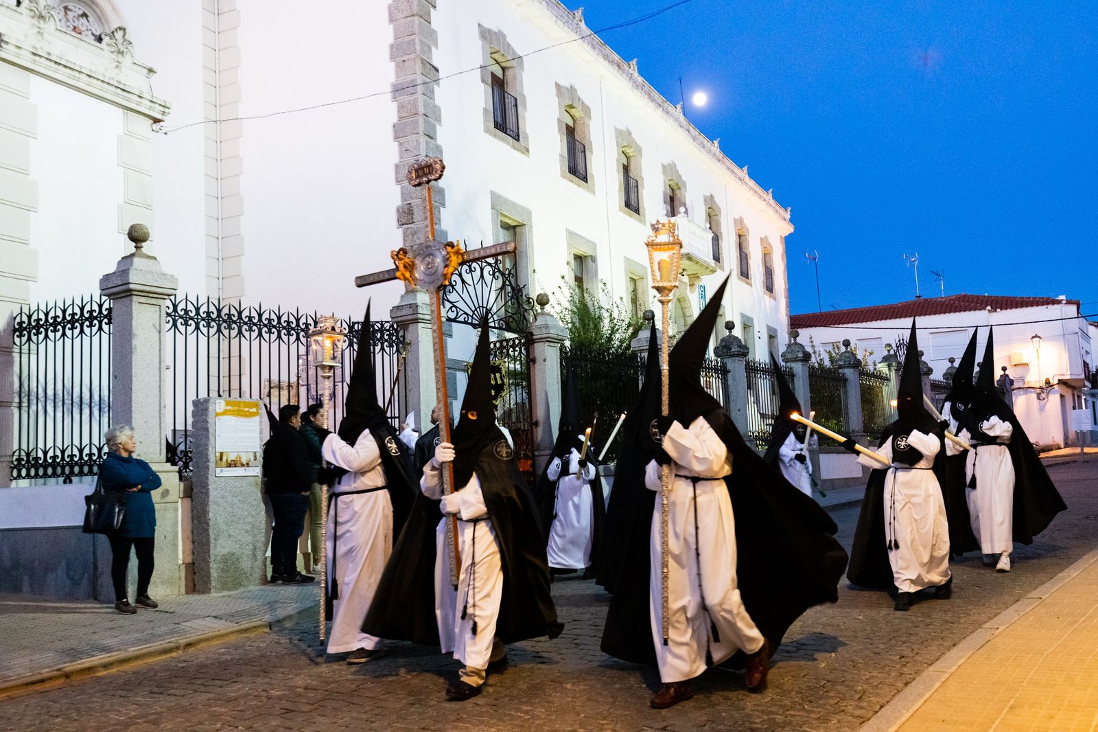 Martes Santo en Villanueva de Córdoba: La procesión del Amarrado y la Esperanza, en imágenes