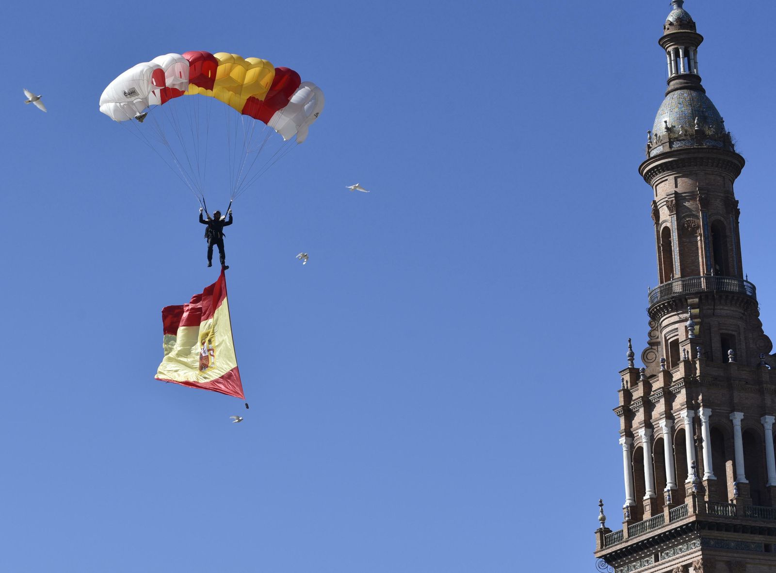 Las imágenes de la jura de bandera la Plaza de España