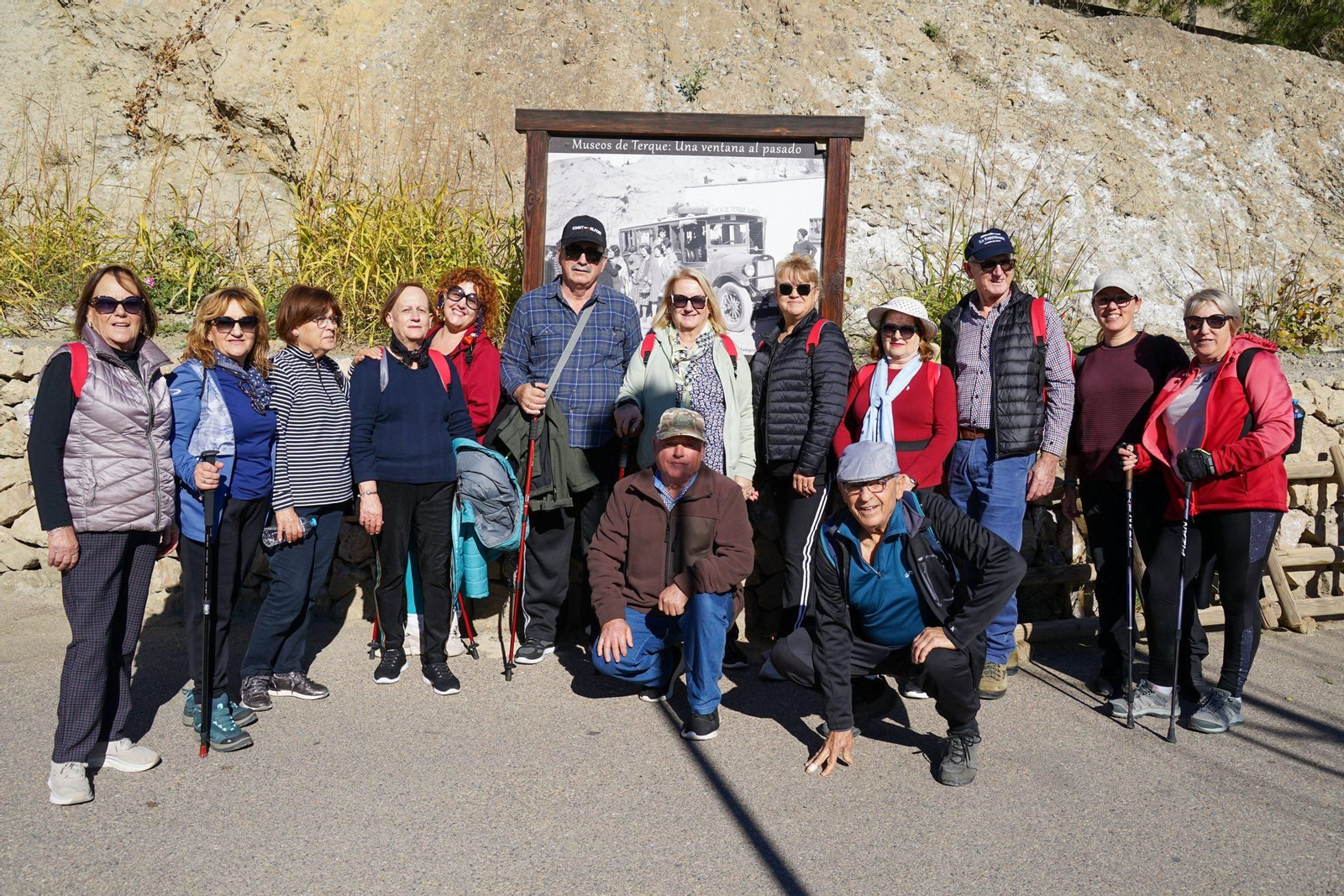 Un centenar de mayores de Vícar recorren la Alpujarra durante su olimpiada