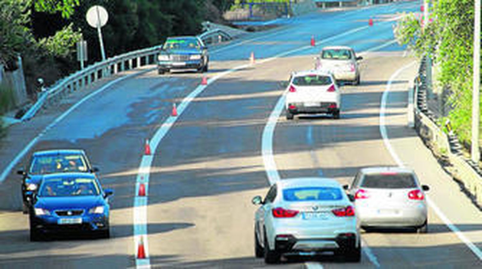 Tráfico a la altura de Pelayo, ayer por la tarde.