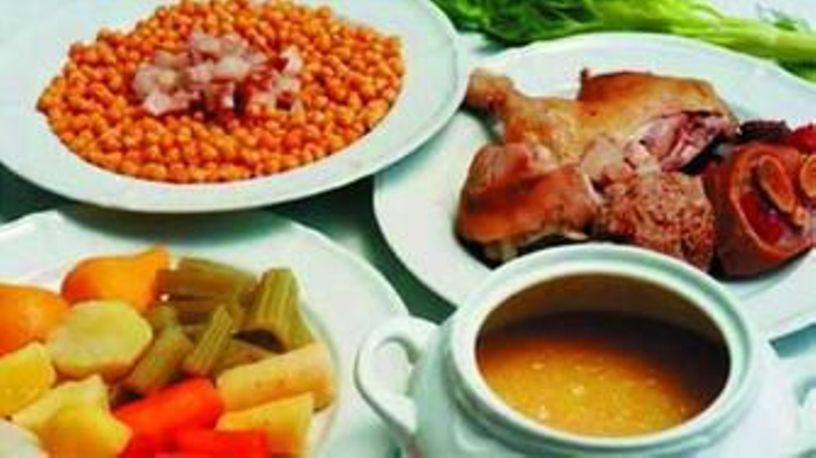 El resultado de una buena olla de puchero: garbanzos, verduras, caldo y pringá.