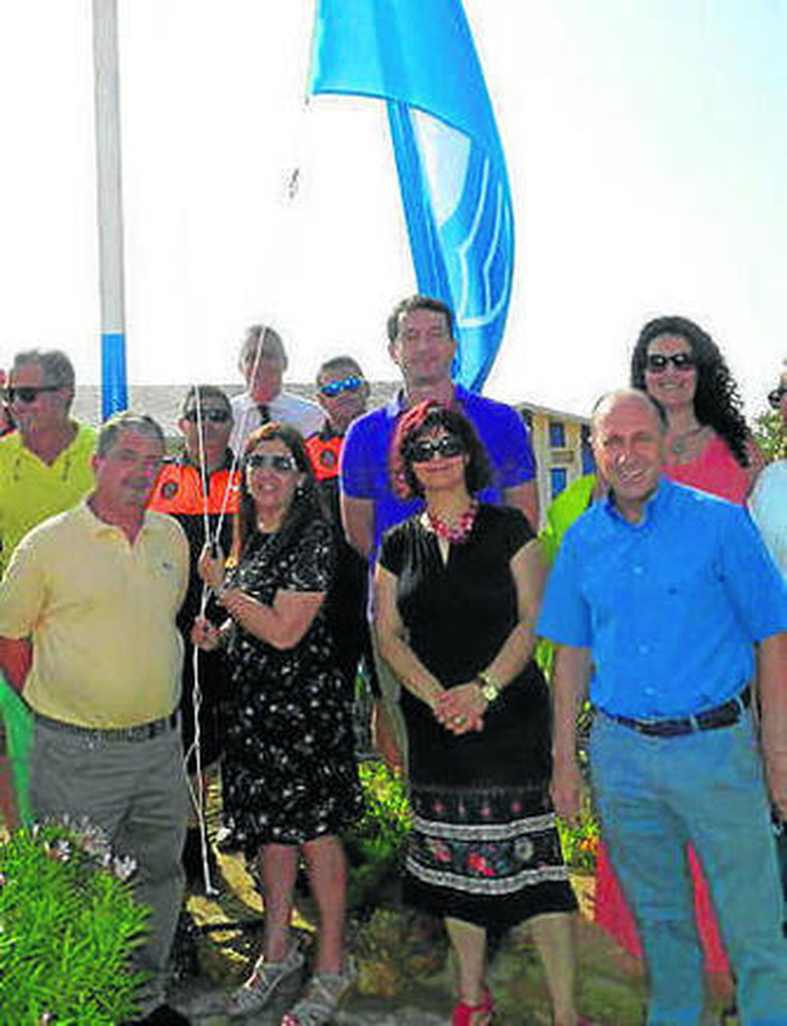 Alcaldesa y ediles con la bandera.