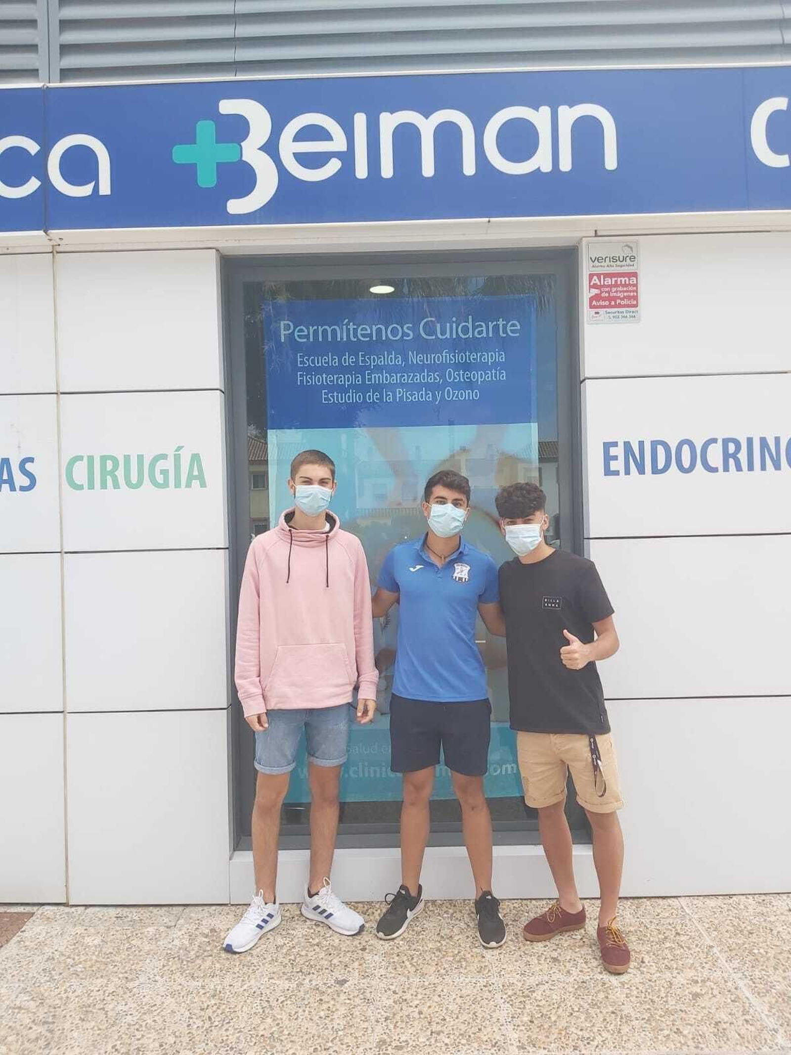 Cangrejo, Adai y Mateos, tres canteranos del Jerez Industrial, tras las pruebas médicas en la Clínica Beiman.