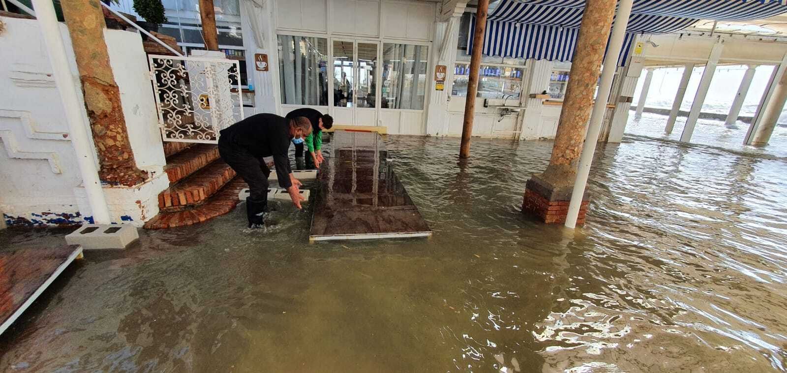 Trabajadores del balneario, achicando agua