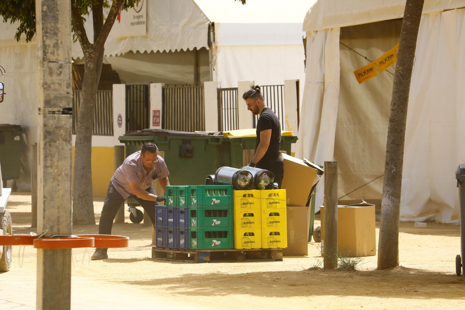 El desmontaje de las casetas de la Feria de Córdoba en El Arenal, en imágenes
