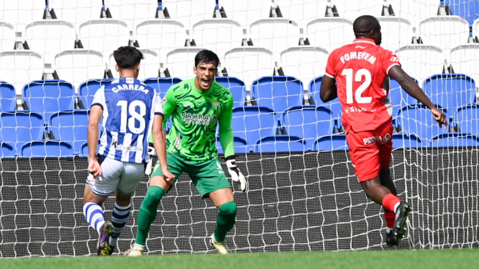 Iker Álvarez llama la atención de su defensa en un lance del Real Sociedad B - Córdoba CF.