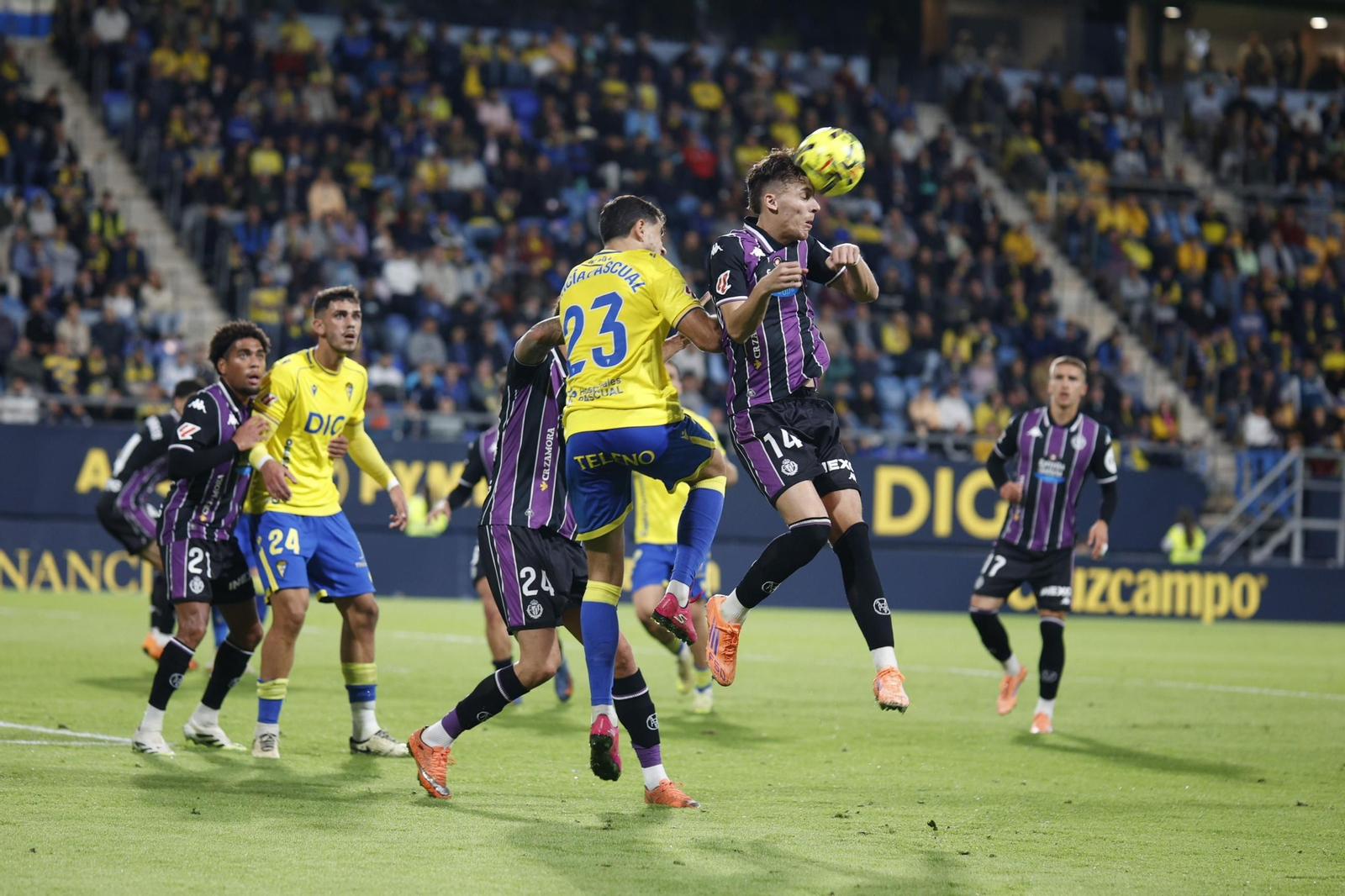 Un instante del Cádiz-Valladolid de la pasada jornada.