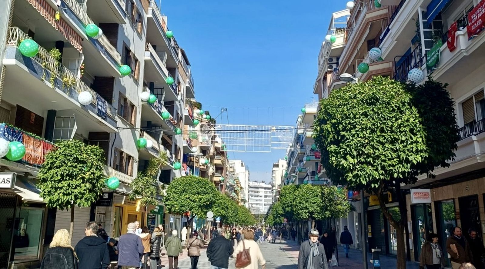 Los balcones de la calle Asunción están adornados estos días de Navidad.
