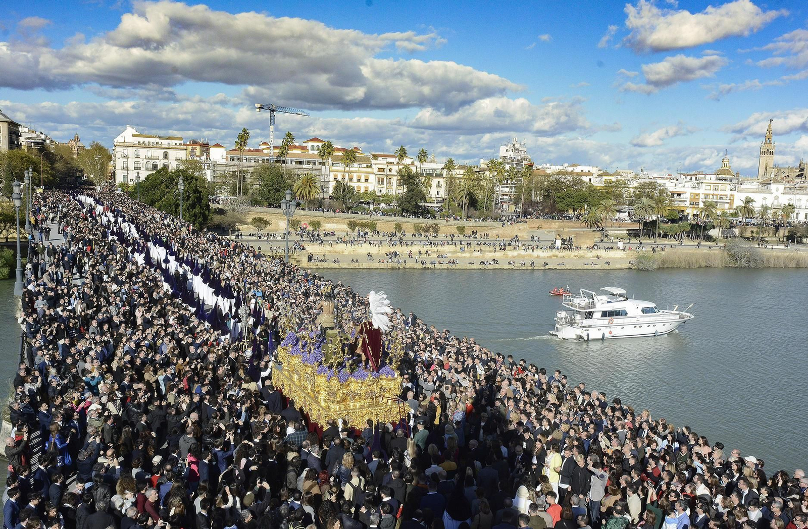 La Estrella cruzando el puente de Triana