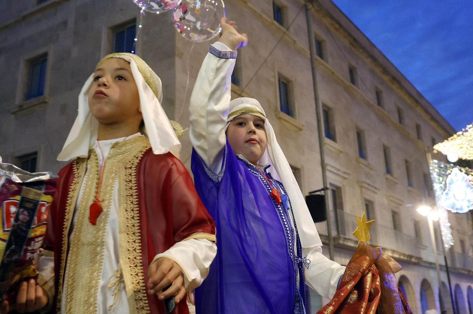Imágenes del Heraldo Real anunciando la llegada de los Reyes Magos a Huelva