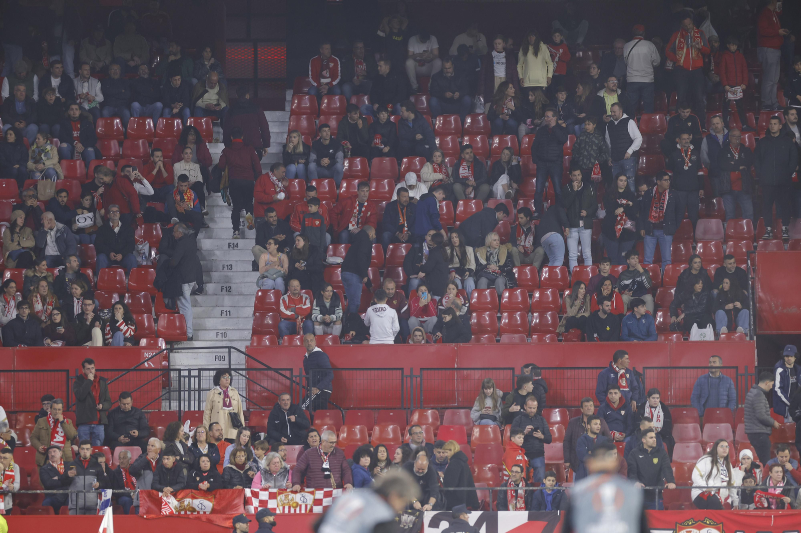 Búscate en las fotos del Sevilla-Fenerbahçe,