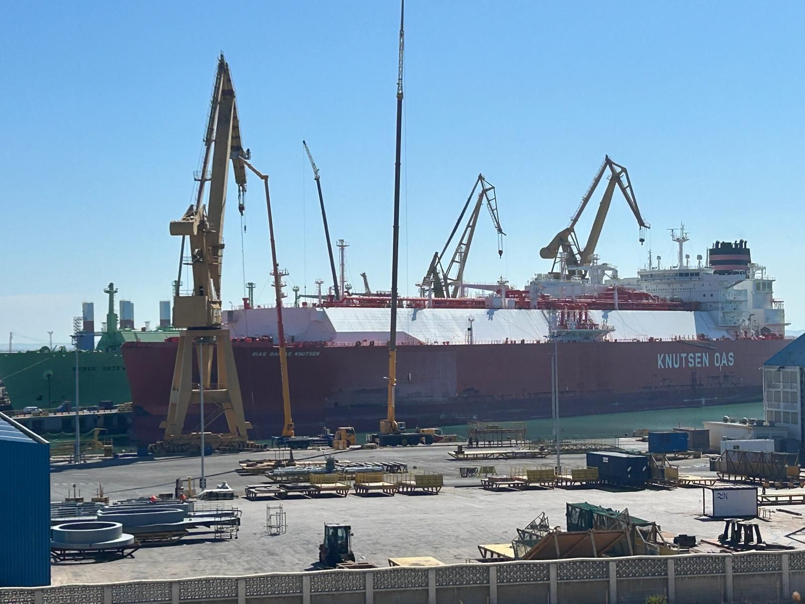 El Berze Arzew y el Rías Baixas Knutsen permanecían aún compartiendo factoría en Navantia Cádiz, a la espera de que el primero de ellos saliera ya del astillero