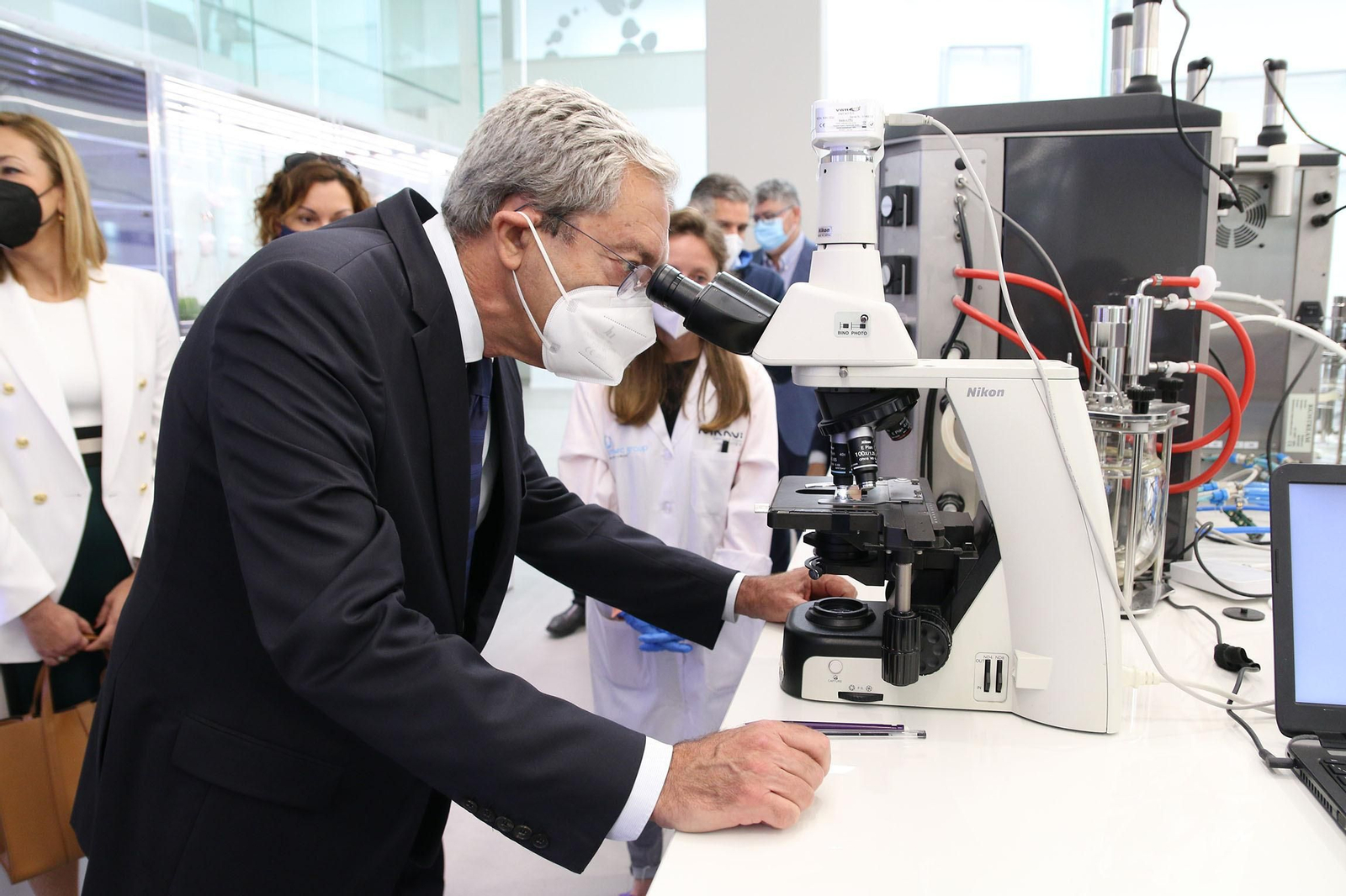 Fotogalería de la visita de Juan Marín a Kimitec, al PITA y a Unica Group