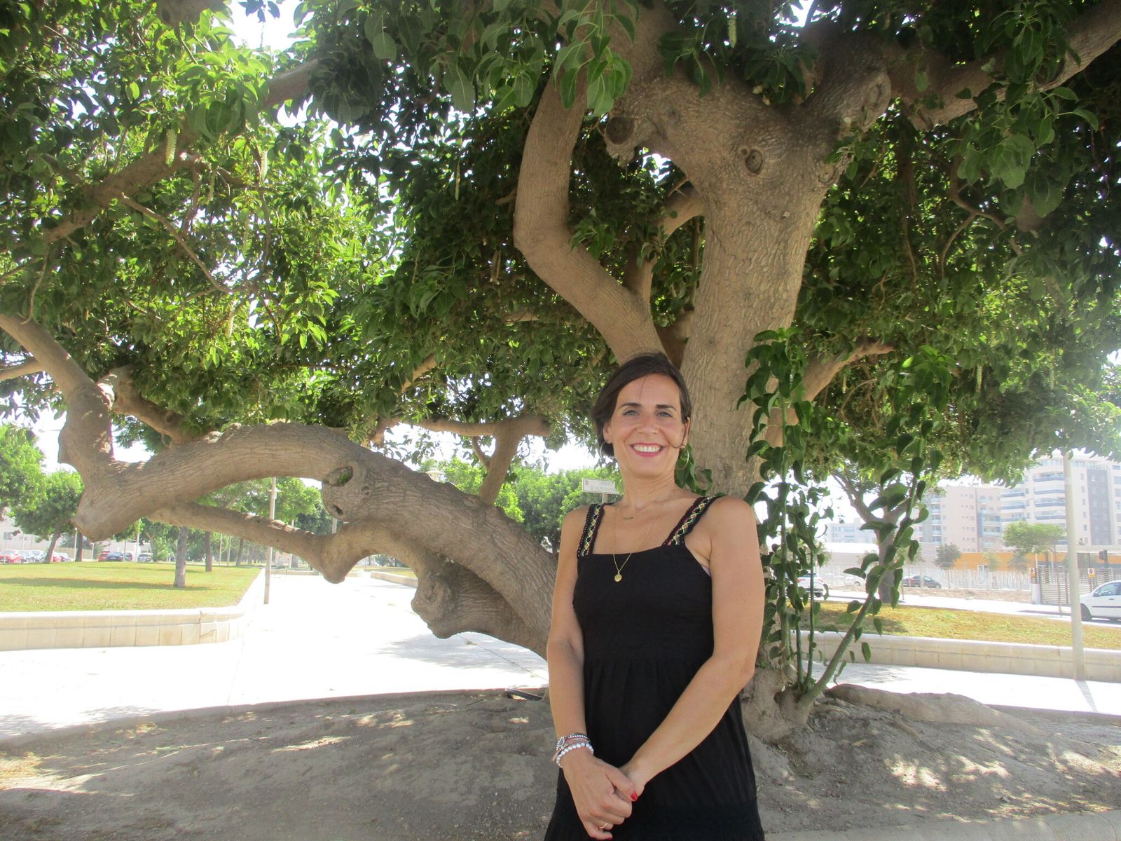 Margarita Cobos ante un frondoso árbol de la Vega de Acá, zona por la que tuvo especial preocupación en sus años de Sostenibilidad Ambiental.