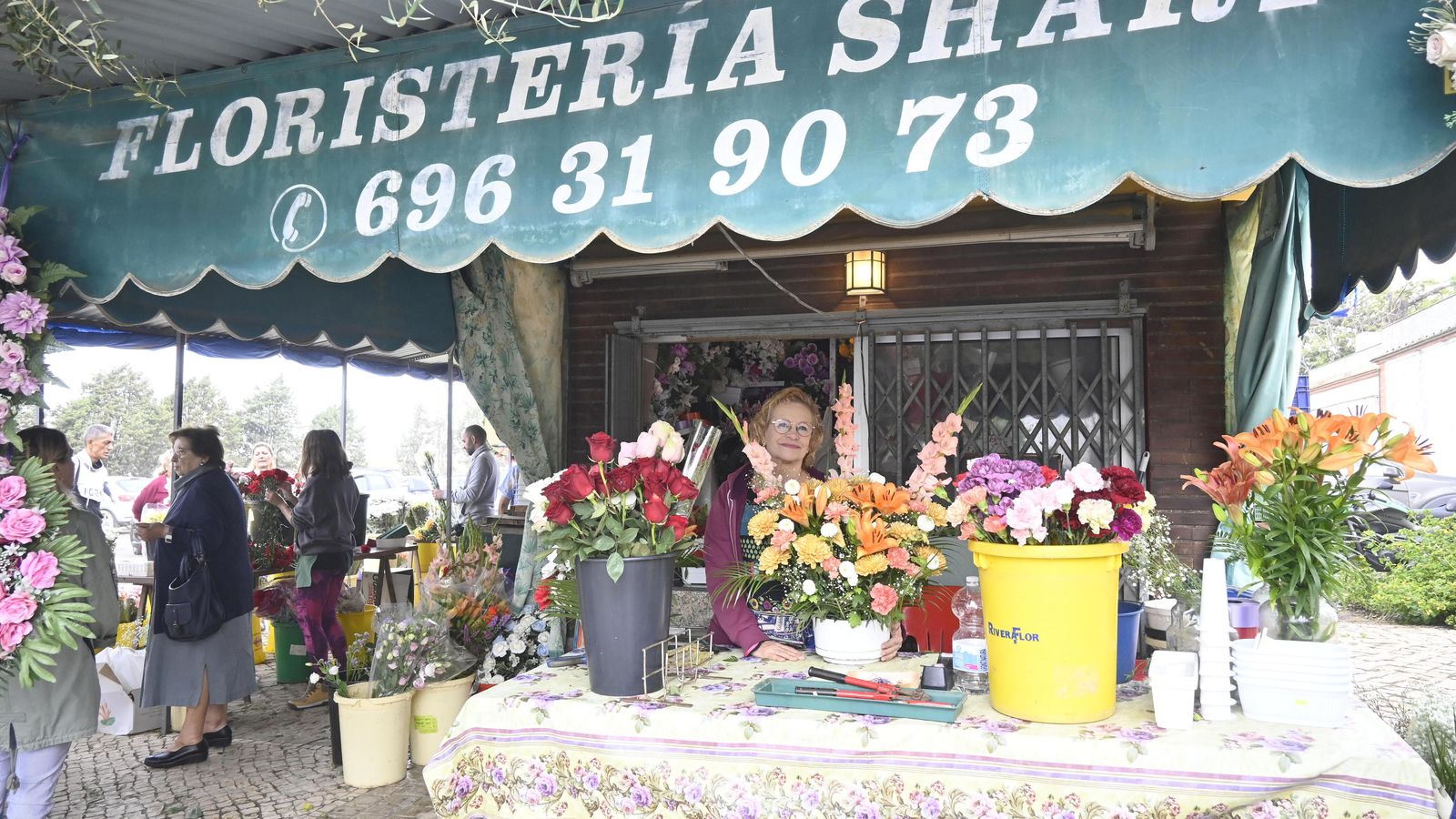 Shary, en la floristería que lleva su nombre en la entrada del camposanto onubense.