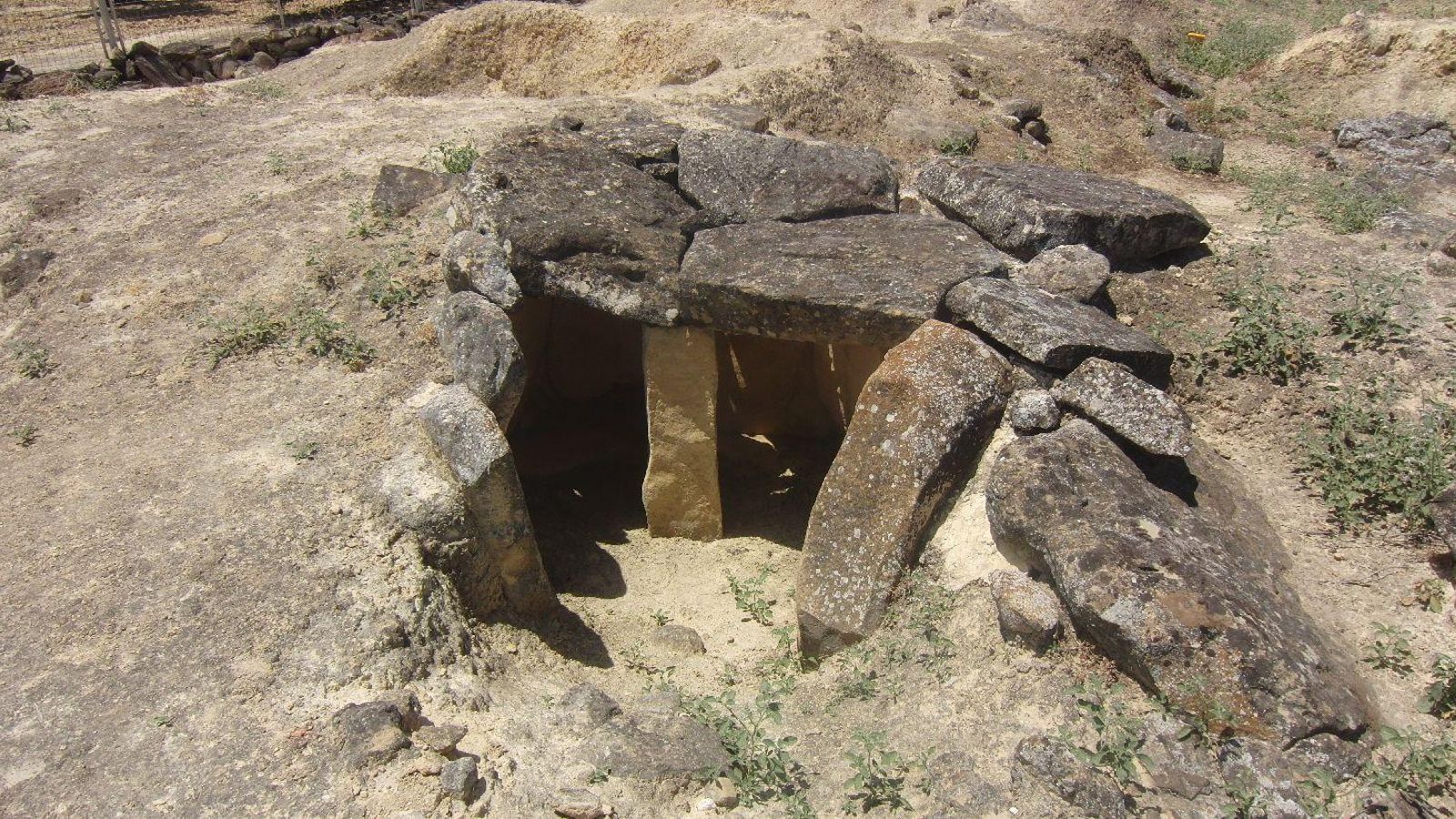 Cerrillo Blanco es un montículo funerario del siglo VII y está en Porcuna.