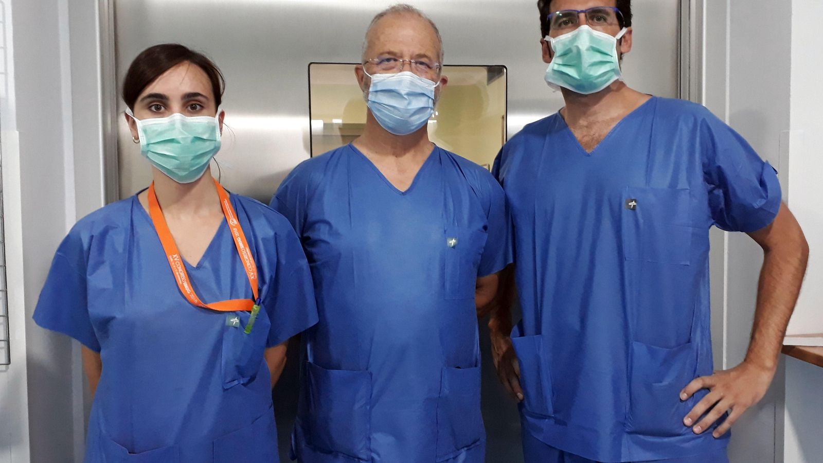 El jefe de servicio de Urología del Hospital Valme, Carlos Reina, en el centro acompañado de los dos urólogos que han realizado la retroperitoneoscopia, Francisco Rivera y María Cañadas.